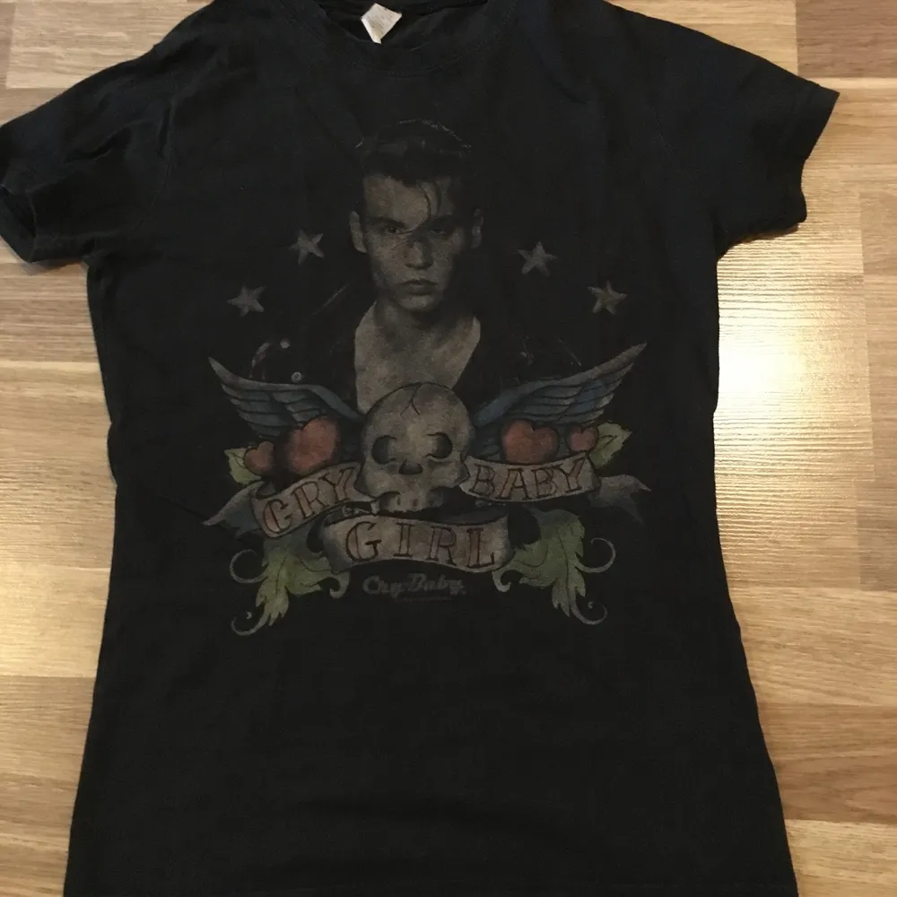Säljer en Jonny Depp tröja i nyskick, använd fåtal ggr😊. T-shirts.