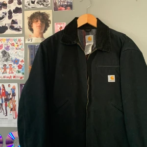 Carhartt jacka  - Asball carhartt jacka i storlek 40 man, köpt i usa för 210$ säljer då den knappt har används och kommer antagligen inte använda den. Samma jacka som hon har i sista bilden💕 bud 1300