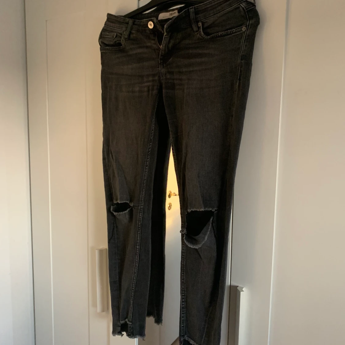 Svarta byxor med hål