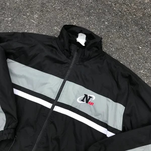 Varsity windbreaker - Asball varsity windbreaker, den är ganska tjock perfekt nu i höst! Storlek XL men kan justeras med massa spännen och sånt!