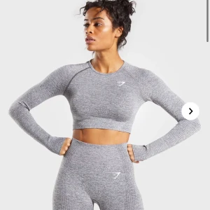 Träningströja gymshark - Grå tränings tröja från gymshark knappt använd. Sitter som på modellen på bild 1