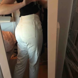 Jeans från Gina Tricot - Jättesnygga ”mom-jeans” från Gina i strl 38 men skulle säga att de sitter som 34/36!!✨✨