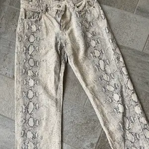 Slutsålda Gina Tricot jeans i storlek 36. Inte mycket använda utan de är i bra skick! 100kr exklusive frakt, eller högsta bud