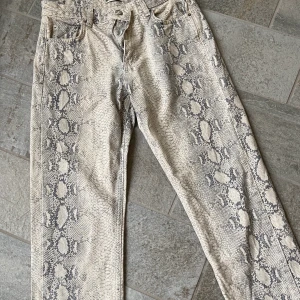 Slutsålda Gina jeans strl. 36 - Slutsålda Gina Tricot jeans i storlek 36. Inte mycket använda utan de är i bra skick! 100kr exklusive frakt, eller högsta bud