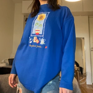 Vintage Sweatshirt - En fin blå vintage tröja köpt på secondhand. Ni står för frakt!