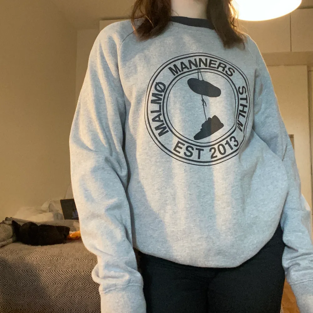 En svinfet grå sweatshirt som jag inte använder längre. Ni står för frakten!. Hoodies.