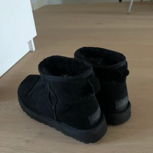 Svarta uggs - Säljer mina svarta låga uggs, ganska använda förra vintern. Köpte för ca 1500 säljer för 400. Storlek 37, så mysiga nu till vintern och hösten!!
