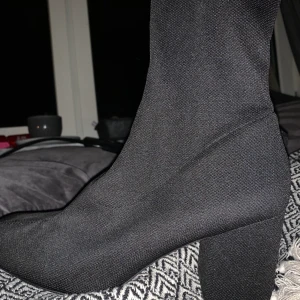 Svart sko med klack  - Köpta för 200kronor av en tjej på shpock,använda 1 gång men inget som märks av på skorna. Storlek  41 men passar mig som har 39/40 vanligtvis!!✨