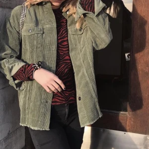 Zara Jacka - Så fin grön Manchester jacka från zara storlek XS, rätt oversize i modellen, jag har vanligtvis S