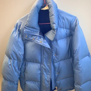 Arket jacka - Köptes i vintras. Har knappt använts. Mörkare blå färg inuti. Ganska kort i modellen. Köparen står för frakt. Köptes för 2500 kr. Pris går att diskuteras. 