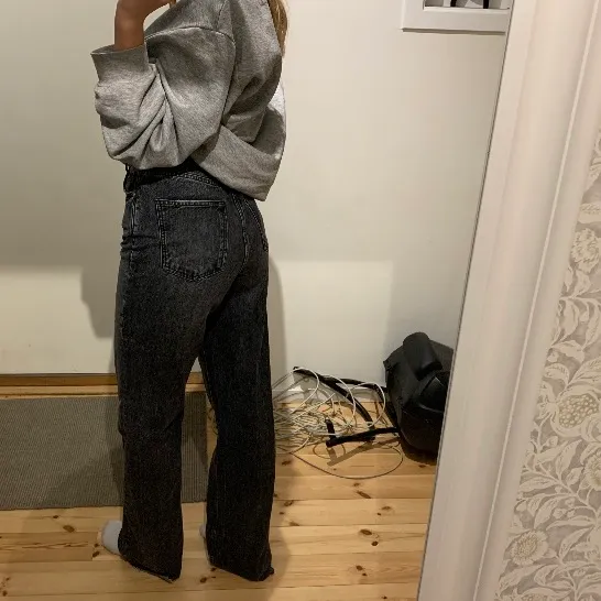 Säljer ett par gråa jeans från Zara i storlek 38 åt en kompis!!! Skitsnygga men de är tyvärr lite för stora på henne 🥺🥺. Jeans & Byxor.