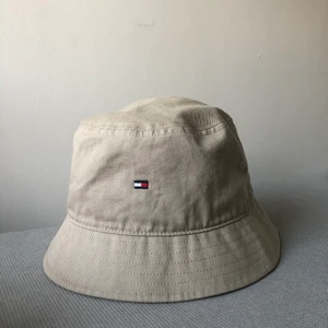 Buckethat  - Säljer min buckethat från TommyHilfiger som är i nyskick då den är använd 2 gånger. Köpt på NK för 350