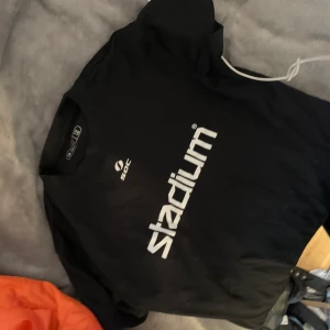 Träning  - Säljer dessa 3 tillsammans, bra till träning. Allt e storlek S förutom stadium tröjan den är som en Xs/xxs. sköna tröjor o tränings topp/bh.