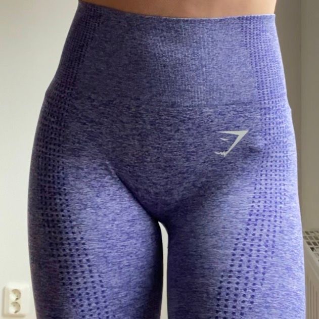 Lila tights från gymshark i modellen vital seamless, storlek xs, nyskick, frakt står köpare för🥰🥰. Jeans & Byxor.