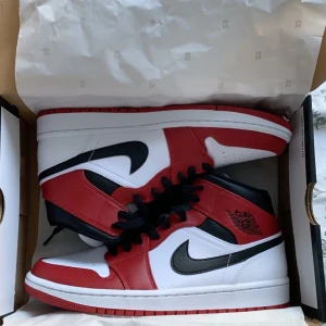 Air Jordan 1 Mid Chicago 2020 DSWT SZ:42 - Helt nya oanvända Jordan’s i size 42, köptes i foot locker i augusti, kvitto finns. Soleplus/stockx pris ligger på ca 2000 idag. Kan tänka mig gå ner i pris men då snabb affär. Skriv om ni är intresserade