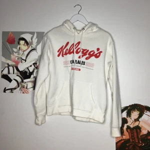 Vit Kelloggs hoodie - Mjukare material på insidan, sparsamt/väldigt lite använd! Skriv gärna om du vill ha mer bilder/bilder men plagget på - hade inte möjligheten att ta bild med alla plagg på :) TVÄTTAS EFTER BILD TAGEN kramiskrambjörn på dig
