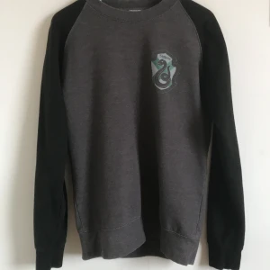 Harry Potter-tröja  - Elevhem: Slytherin. Inköp i London och mycket sparsamt använd. 