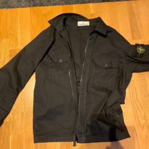 Stone island overshirt  - Stl m passar m/l. Använd ett fåtal gånger och är som ny köpt våren 2020 ny.