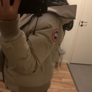 Canada goose jacka storlek M - Gamal canada goose jacka i storlek M (ser lite för stor ut på mig då jag egentligen har xs). Den är äkta men den är ca 8-9 år gamal därför har den ingen streckkod på insidan. Finns ingen päls med finns dragkedja för att sätta dit egen päls. Säljer för 600 kr då den ändå är i fint skick så den bara är använd 1 vecka ungefär sen bara legat och skräpat. Kan gå ner i pris vid snabbköp eller pris kan diskuteras vid intresse, lägg gärna bud. Köparen står för frakt