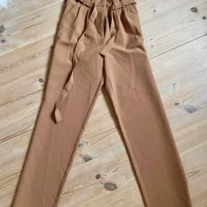 Byxor från Bik Bok - Säljer mina byxor från Bik Bok. Jag har bara använt dem en gång så det är i bra skick. Frakt ingår inte💕