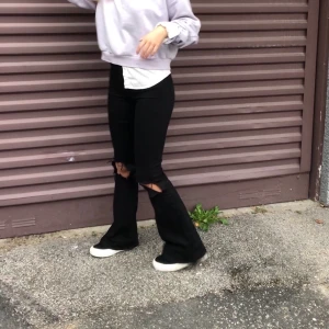 bootcut byxor - säljer dessa bootcut byxor som är skit snygg, men kommer tyvärr inte till användning längre🤍 ni hitta även den lila tröjan till salu i min profil <3 skriv privat om du är intresserad 