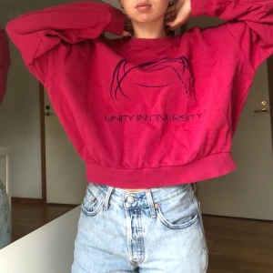 Tröja från Weekday - Köpte den här fina tröjan för över ett halvår sedan från Plick men kommer ej till användning lika mycket som jag hade hoppats!🥺| Det står ”unity in diversity” | Från weekday | Frakt tillkommer🥀