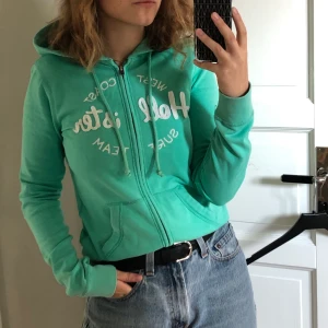 Hoodie - Fin turkos Hoodie från hollister. Bra skick och i lite tunnare material. Storlek S