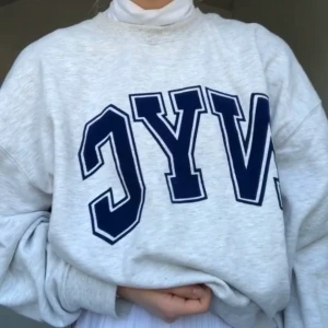 NYC sweatshirt - Säljer min härliga NYC sweatshirt, i storlek L så perfekt oversized. många intresserade? buda i kommentarerna 🦋