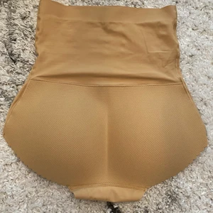 Rumpinlägg  - Plagg som formar midjan och större rumpa perfekt till klänning 