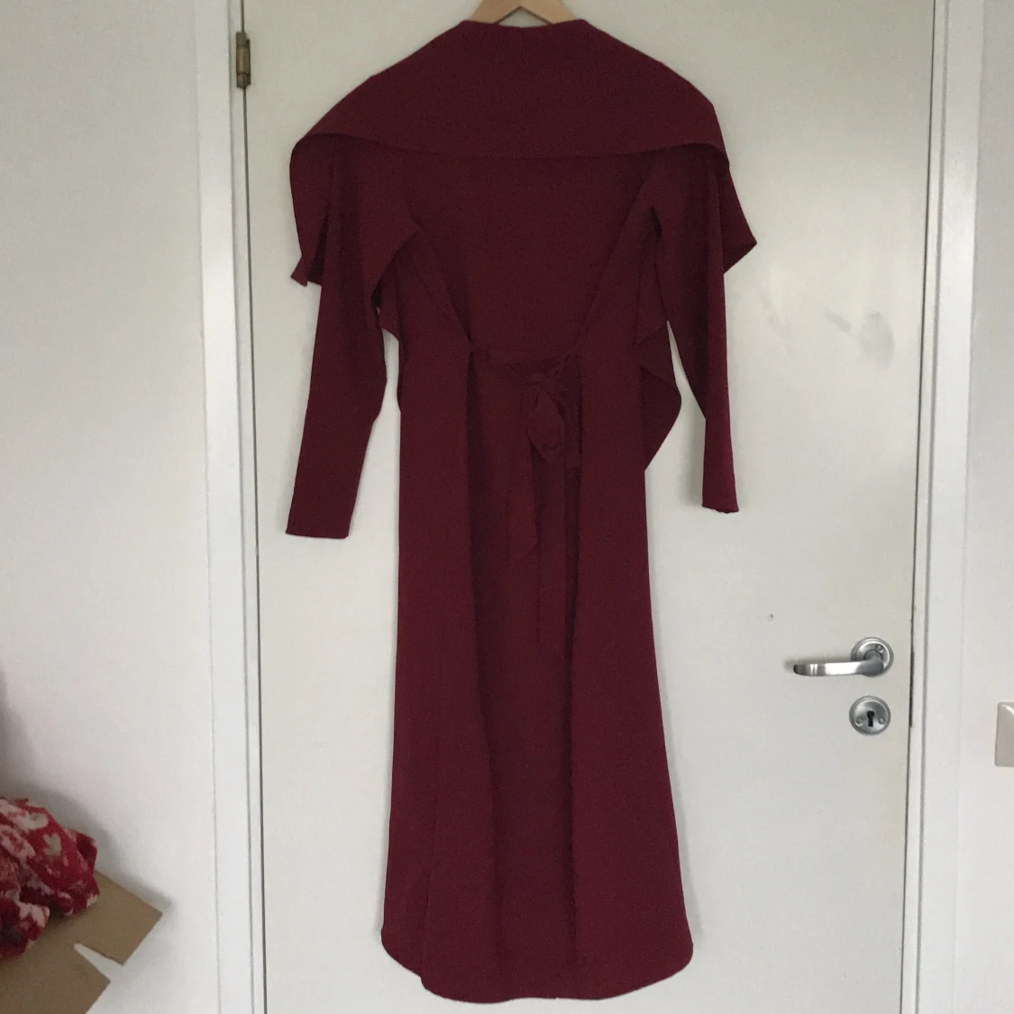 Fashion Nova kappa i mörkröd 