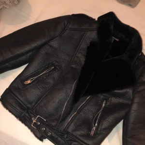 zara aviator jacka - knappt använd o mysig höst/vinterjacka från zara. buda i kommentarerna eller pm😊sitter bra på med en tjocktröja, hoodie under. nypriset låg på ca 669kr. 350kr eller bud!