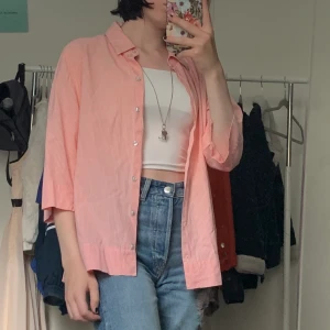 Rutig rosa/orange skjorta - Superfin vintage skjorta!! Köparen står för frakten. Kan även mötas upp i Stockholm vid köp över 100kr 🥰