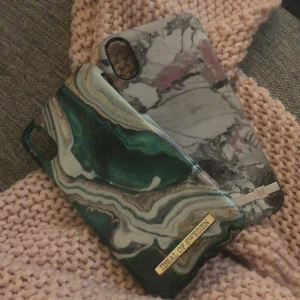 iPhone X skal  - Skal till iPhone X. Ideal of sweden (grön marmor) uunique (grå marmor) som nya, endast någon skavank i hörnet på de gråa skalet. 40kr/st eller båda för 65, skickas om köparen står för frakt.