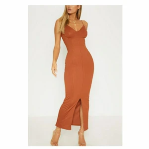 Slutsåld snygg midaxi klänning - Stretchig midaxi klänning i storlek 34. Passar även 36-38 då den är superstretchig. Lite tjockare tyg med ett extra lager runt bysten så man kan ha bh utan att bröstvårtorna syns. 