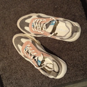 Laura Berti - Almost new ones, wore them just one. Really nice and stylish, breathable with elements of suede leather,cozy and comfortable. Original price 75€