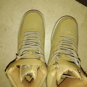 Skor  - Jag köpte den eftersom jag älskade det. Men det passar inte längre mig. Det är helt nytt. Jag använde den 1 gång bara. 