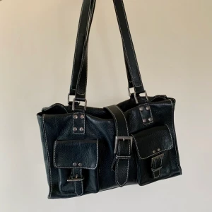 Y2k-väska - Skitsnygg väska från tidigt 00-tal av märket Ask. Äkta läder, nypris över 2000 kr. Perfekta modellen som rymmer mycket och passar med alla outfits! OBS: vill få den såld så är villig att gå ned i pris, kom med förslag!