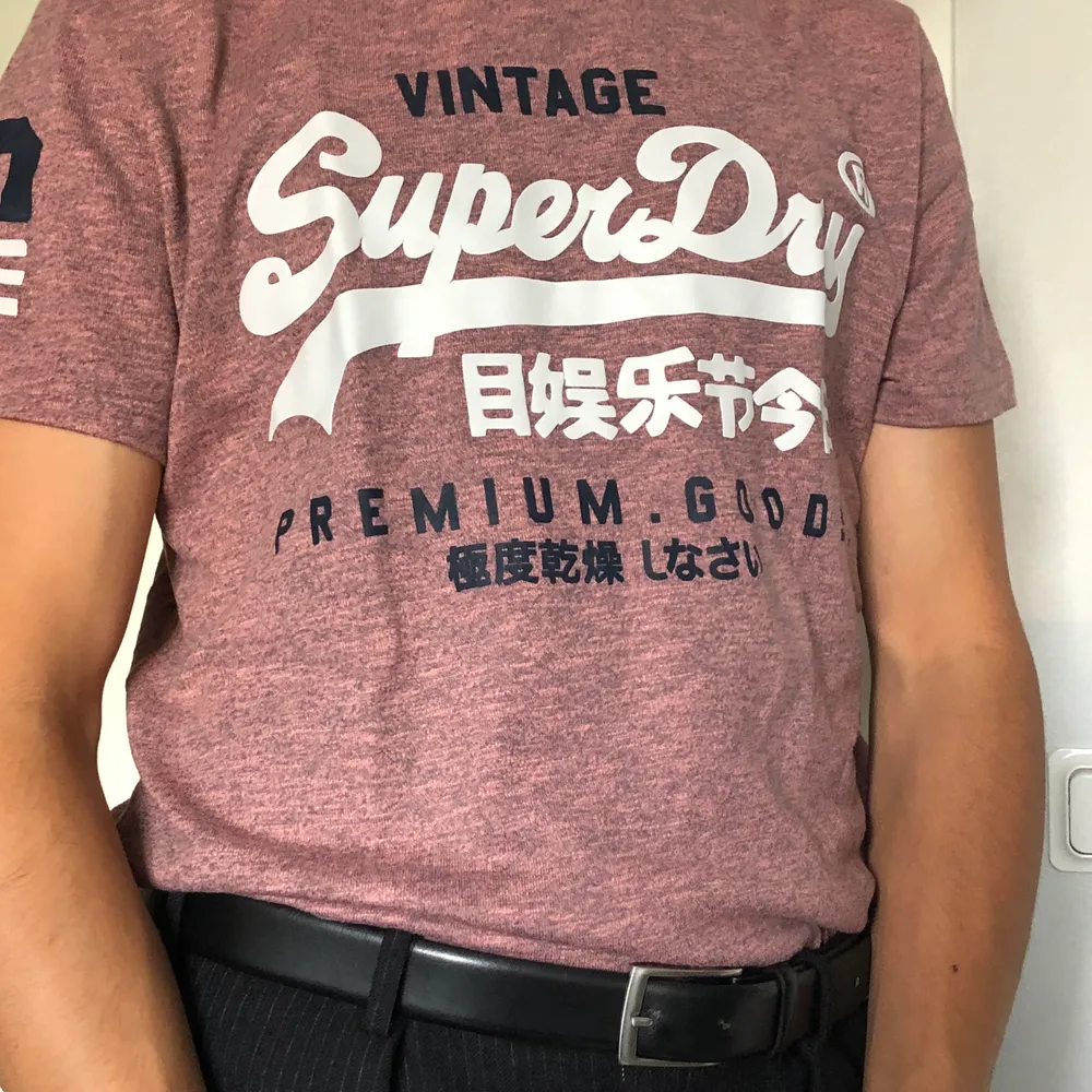 Knappt använd Superdry T-Shirt! Materialet är superskönt och tröjan sitter som en M/L.. T-shirts.