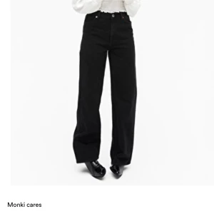 Yoko Monki Jeans - Snygga svarta jeans ifrån Monki storlek 25, köpta nyligen och prislapp kvar!!! Tyvärr för små för mig, helt slutsålda inprincip 🥰 nypris 400kr. Fraktar för 60kr 😁 Bud eller snabbast affär.