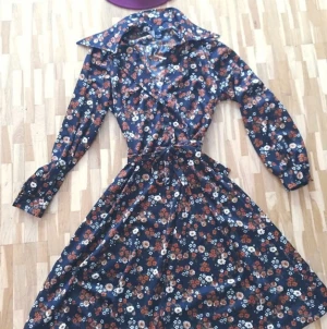  - Himla gin 70-talsklänning. Passar bäst till en 38-40 storleksmässigt