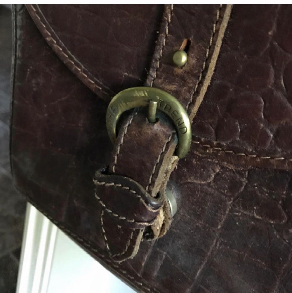 Snygg brun vintage läderväska med fina detaljer från märket THE TREND. Passa på att fynda denna unika väska! . Väskor.
