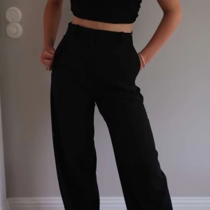 Kostymbyxor  - Stilrena och coola kostymbyxor från &otherstories med lös fit! Köps på vår instagramsida @rocketresell_se🚀🚀🚀