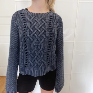 Stickad marinblå tröja - Stockad marinblå tröja. Storlek XS, fungerar även till S och M. 