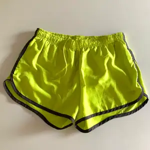 Så snygga retro träningsshorts! Använda men i gott skick! Passa på att fynda dessa unika shorts till ett bra pris!! Storleken är som en S. 