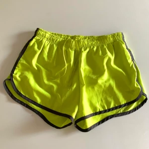 Retro träningsshorts - Så snygga retro träningsshorts! Använda men i gott skick! Passa på att fynda dessa unika shorts till ett bra pris!! Storleken är som en S. 