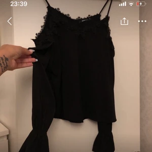 Topp - Topp med öppna axlar samt volangärm