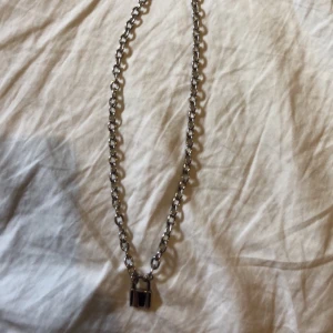 Coolt kedjehalsband  - Jättefint silver kedjehalsband med ett lås nertill från Brandy Melville.