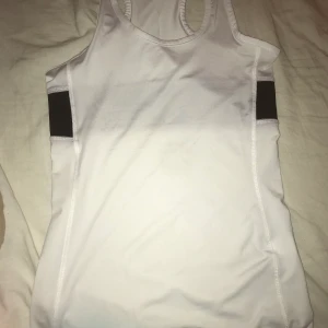 Nike linne storlek S - Ett Nike linne för träning, storlek S. Aldrig använt bara testat. Bra kvalitet.