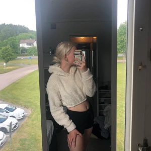 Teddy hoodie - Jätte fin croppad teddy hoodie