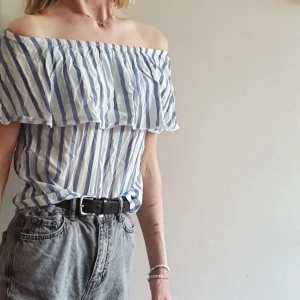 Topp, Only  - Supersöt blå/vit randig topp från Only. Sparsamt använd. Storlek 34. Kan mötas upp i Uppsala/Stockholm, alternativt skicka mot fraktkostnad.💙